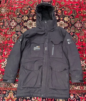 Sail Raicing Glacier Bay Parka Jacka - Sail Raicing Glacier Bay Parka jacka i svart med Gore-Tex-material. Nypris: 7999kr Välanvänd, lite smutsig i bilden men rengöra självklart vid köp! Storlek: XS/S.