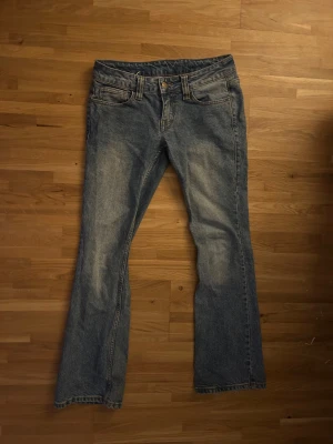 Lowrise bootcut blåa jeans - Jätte snygga blåa lowrise bootcut jeans från J.GALT (John Galt). Midjemått: 38cm, passar för folk som är runt 172cm (som mig) eller kortare. Vet inte exakt vilken storlek så använd måtten som storleksguide. 