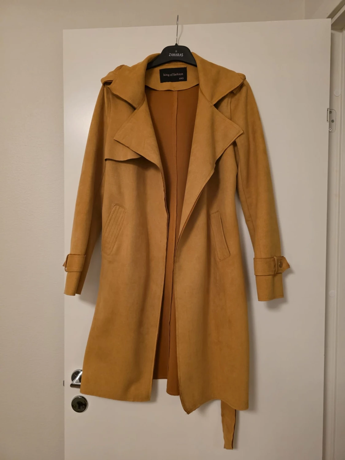 Beige trenchcoat från King of Fashion