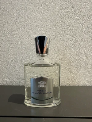 Creed Virgin Island Water  - Creed Virgin Island Water är en tropisk, fräsch och solig doft med kokos, lime och rom. Lätt, lyxig och perfekt för sommardagar. Finns som tester i 2 ml, 5 ml och 10 ml. 2 ml kostar 100kr, 5 ml kostar 200kr och 10 ml kostar 390kr