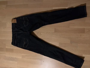 Replay Hyperflex svarta jeans - Snygga mörkblå Replay Hyperflex jeans. Skick 7/10  använt sparsamt. Hör av er vid frågor