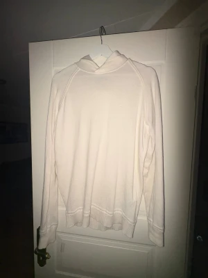 Stine Island Kashmir hoodie - Vit Kashmir hoodie från Stine Island som är i toppen skick och passar till allt. En sällsynt modell på tröja som inte säljs längre och är extremt ovanlig. Den är i storlek M och är i en kashmirblandning. Om det finns frågor eller funderingar är det bara att höra av sig