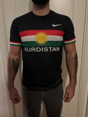 Svart Kurdistan t-shirt Nike - KURDISTAN TRÖJA - LIMITED EDITON! Visa din stolthet med den nya Kurdistan tröjan. Perfekt passform, hög kvalitet och ikonisk design❤️☀️💚