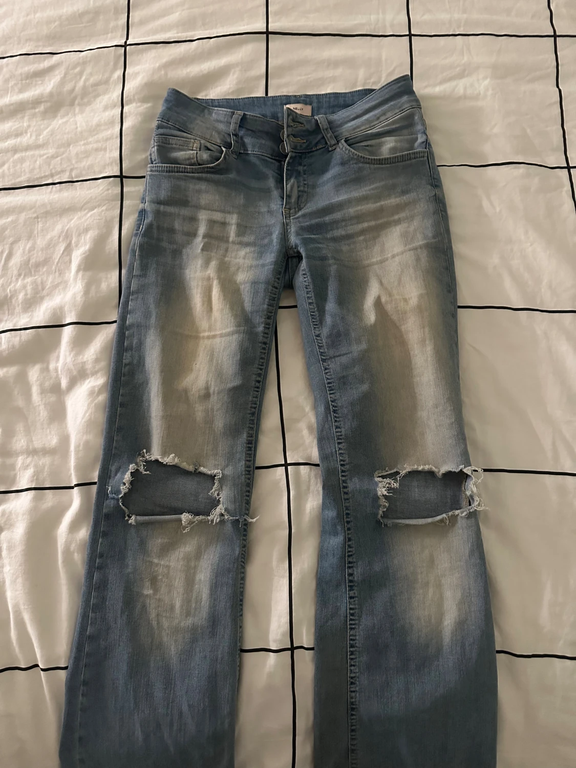 Ljusblå bootcut jeans med hål - 2