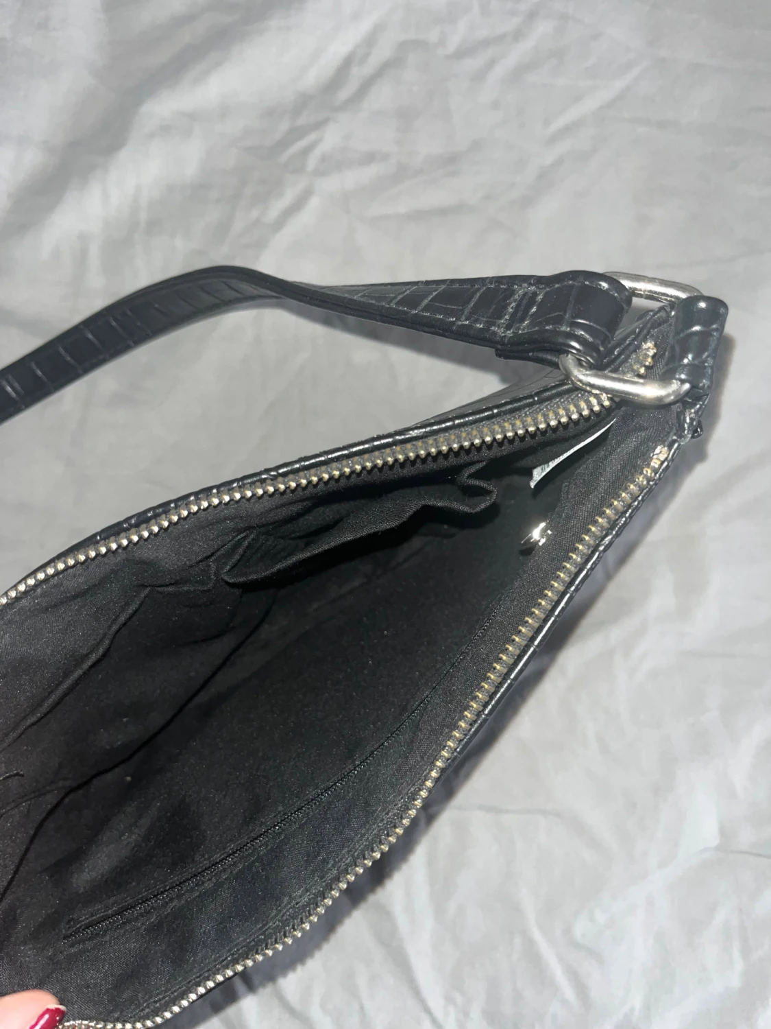 Svart axelväska med krokopräglad yta - 1