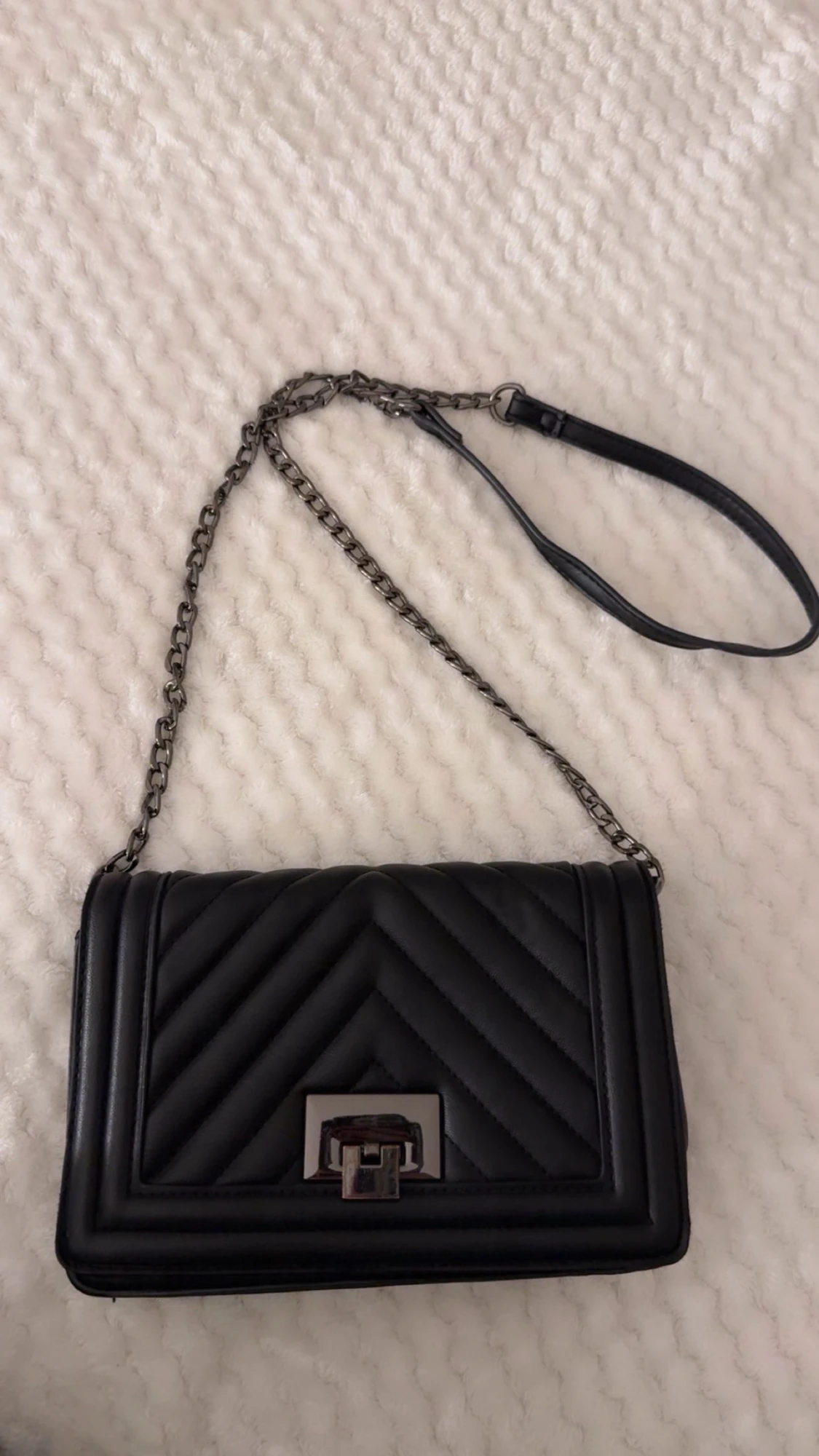 Svart quiltad axelväska med kedja - 1