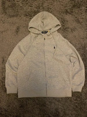 Ralph Lauren Hoodie - Det står M men den sitter som en S! Se gärna över måtten på bild 4, 5 & 6. Skriv vid frågor.