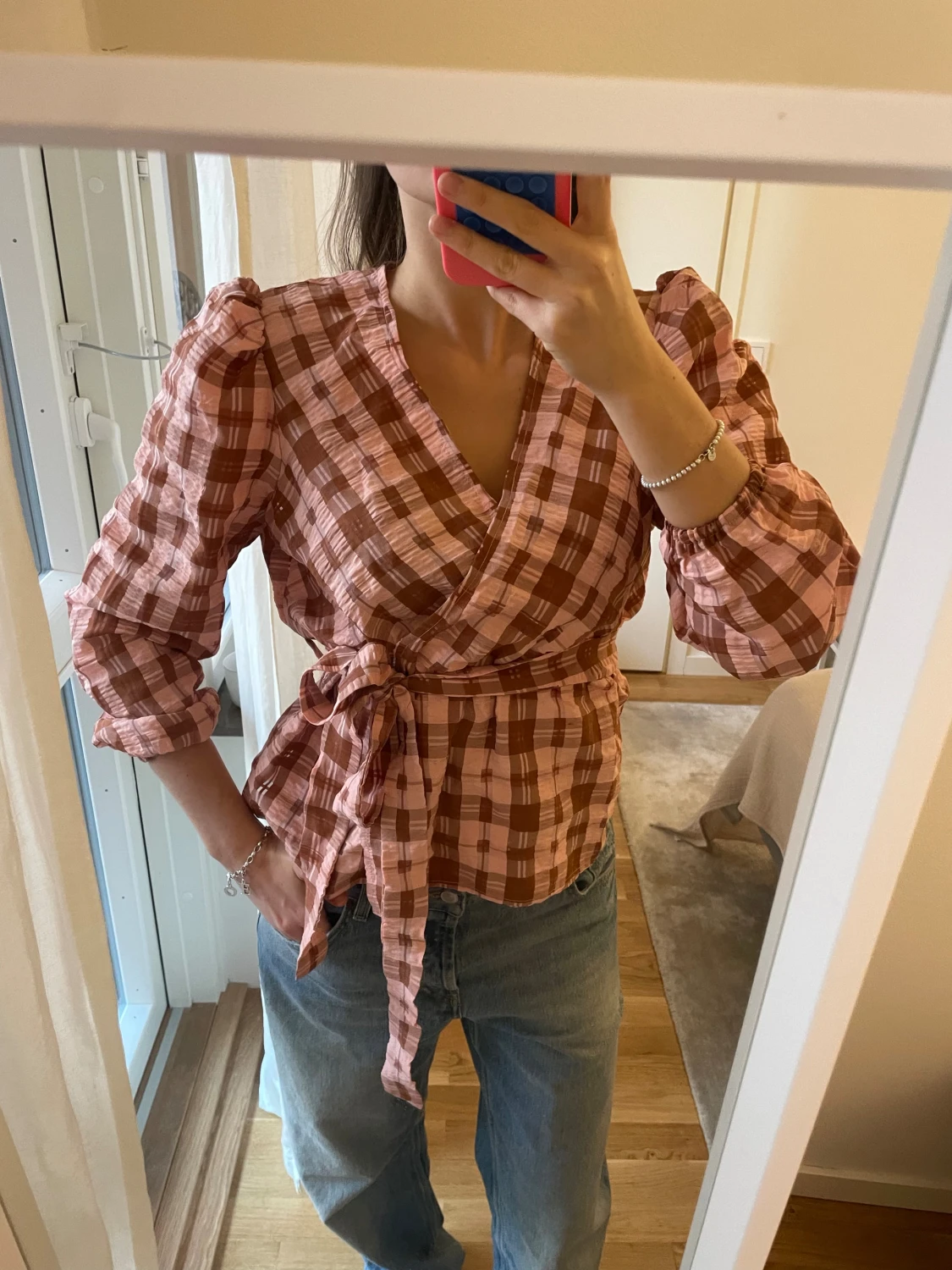 Rutig omlottblus med puffärm