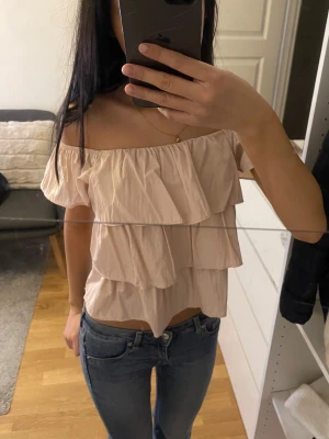 Ljusrosa offshoulder volangblus - Rosa blus med offshoulder och flera lager volanger., toppen är superfin till jeans eller kjol på sommarrn. Köpt utomlands och har ej lapp, skulle säga att den ät XS. Aldrig använd 💕Skriv för frågor, kolla min profil för fler fina plagg
