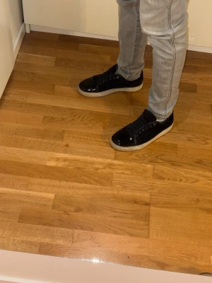 Lanvins - Säljer ett par snygga lanvins i mörkblå och glansig toe cap. Hör av er om ni har några frågor!