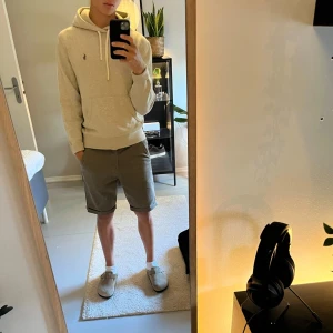 Ralph Lauren Hoodie - Säljer den här beiga hoodien från Ralph Lauren. Nypris 2095kr. Skick 10/10. Otroligt bekväm och passar till mycket! 😁