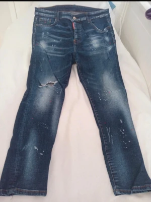 Äkta Dsquared2 54 byxor - Äkta Dsquared2 54 byxor skickas med ett bra quality och har inga skador överhuvudtaget.