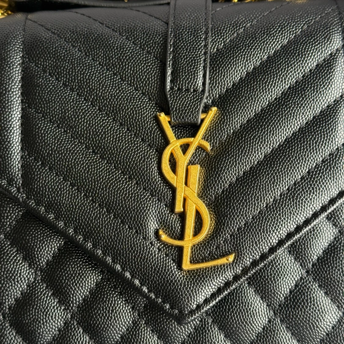 Svart quiltad  axelväska i skinn - 1