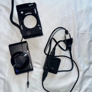 Sony RX100 III - Sony CyberShot DSC-RX100 III  Perfekt för resor och hobbyfotografi med hela 21.1 Megapixel. Skärmen går att flippa up till selfie-mode. Nypris: ca 12 000. Ingår: minneskort, laddare, tillköpt skal. Tillstånd: små repor på skärmen som endast syns när kameran är av och från vissa vinklar (se sista bilden). Påverkar ej bilderna. Sparsamt använd, därav snabb och ren. Exempelbilder är lånade från samma kamera💕