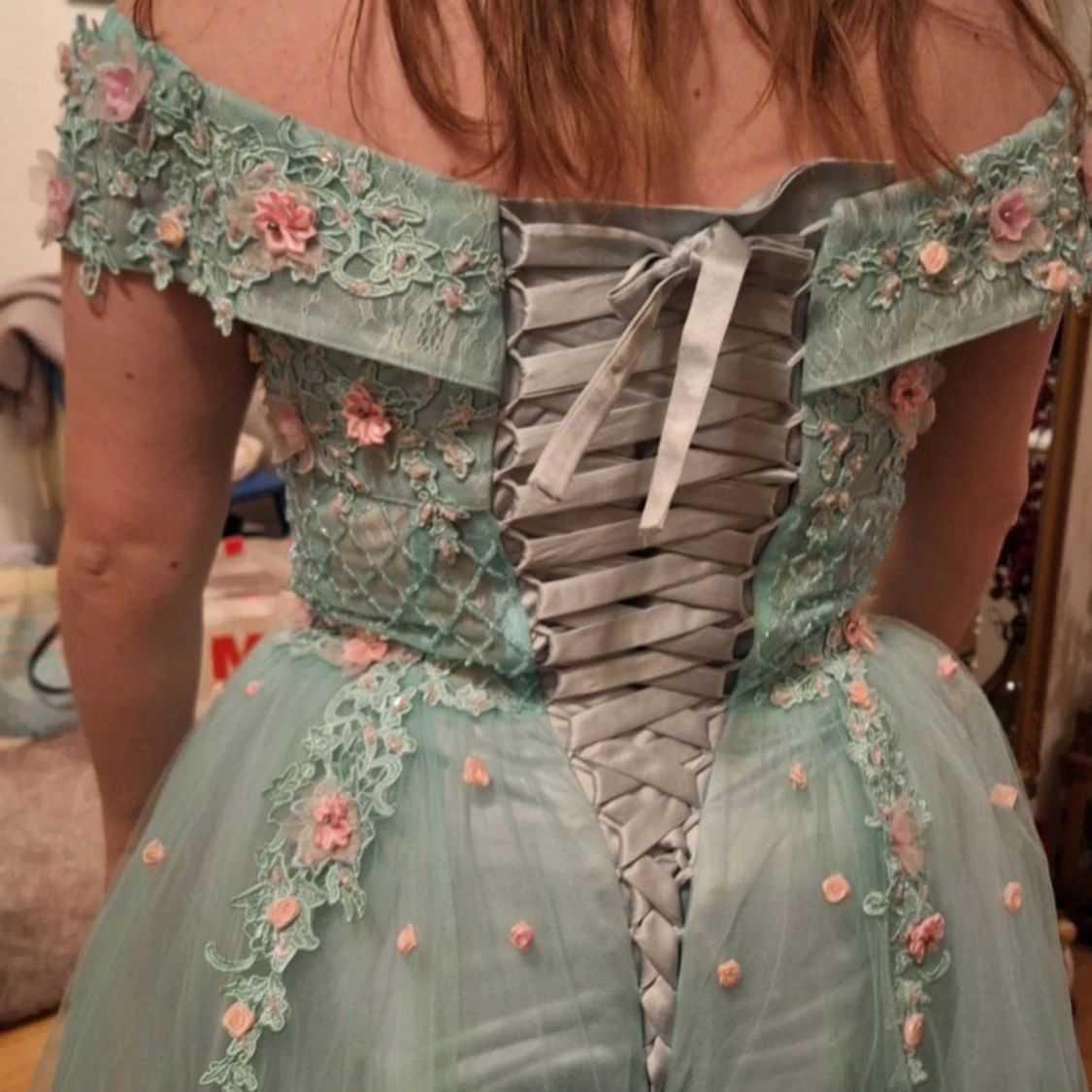 Ljusblå balklänning med blommor - 2