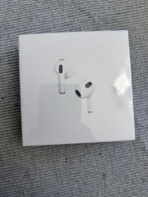 AirPods 3 - Säljer ett par Apple AirPods 3 i originalförpackning. Hörlurarna och laddningsfodralet ser ut att vara i nyskick, inga synliga repor eller skador. Perfekt för trådlös musik och samtal med hög ljudkvalitet. Levereras komplett med box och tillbehör.