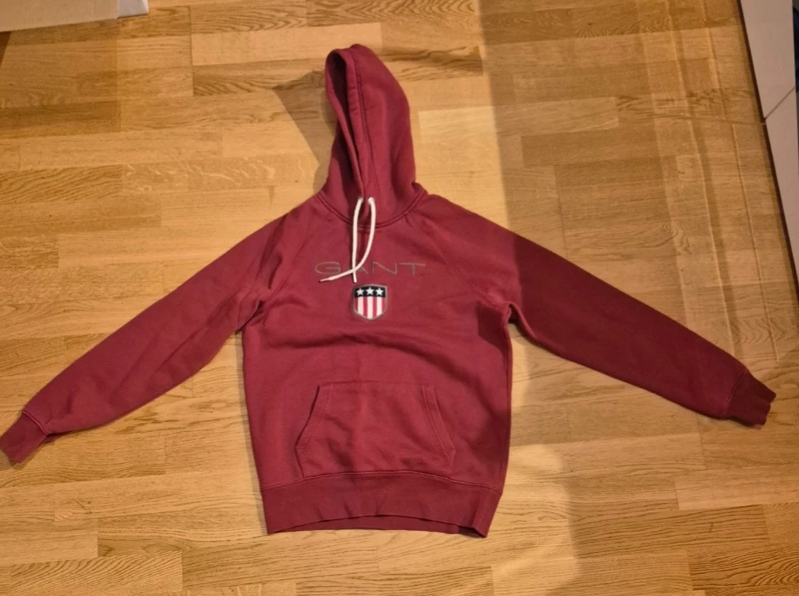 Vinröd hoodie från GANT med logga