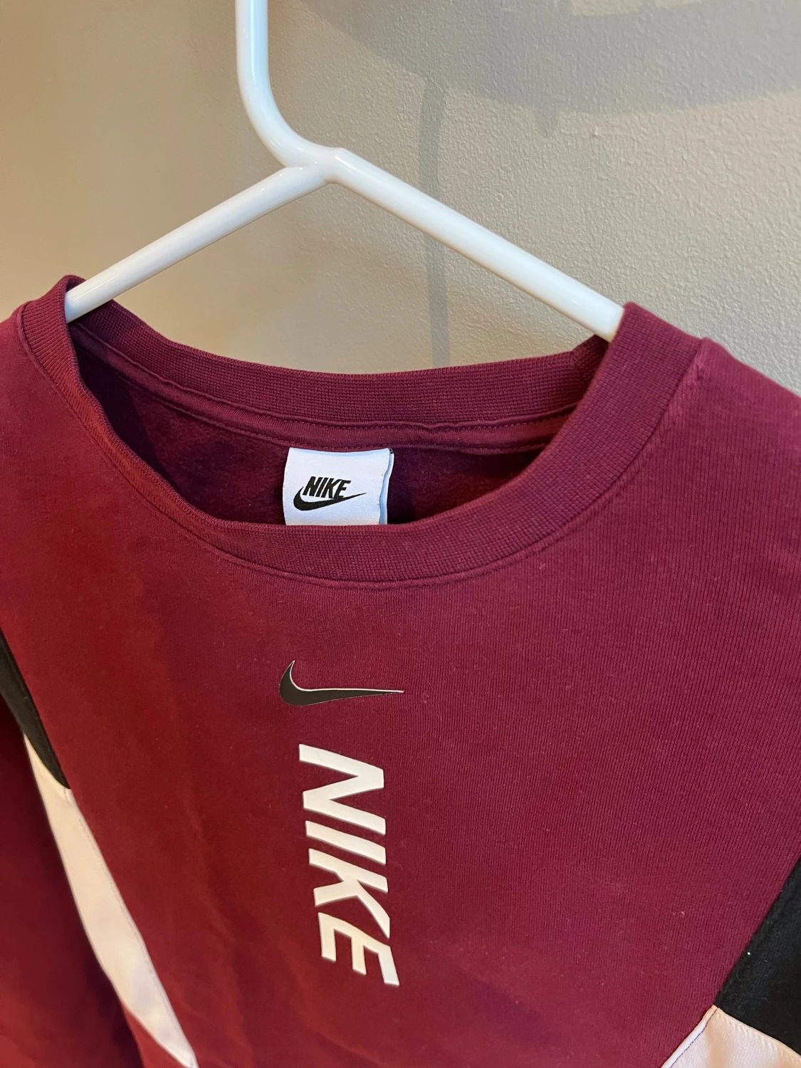 Vinröd Nike sweatshirt med tryck - 1
