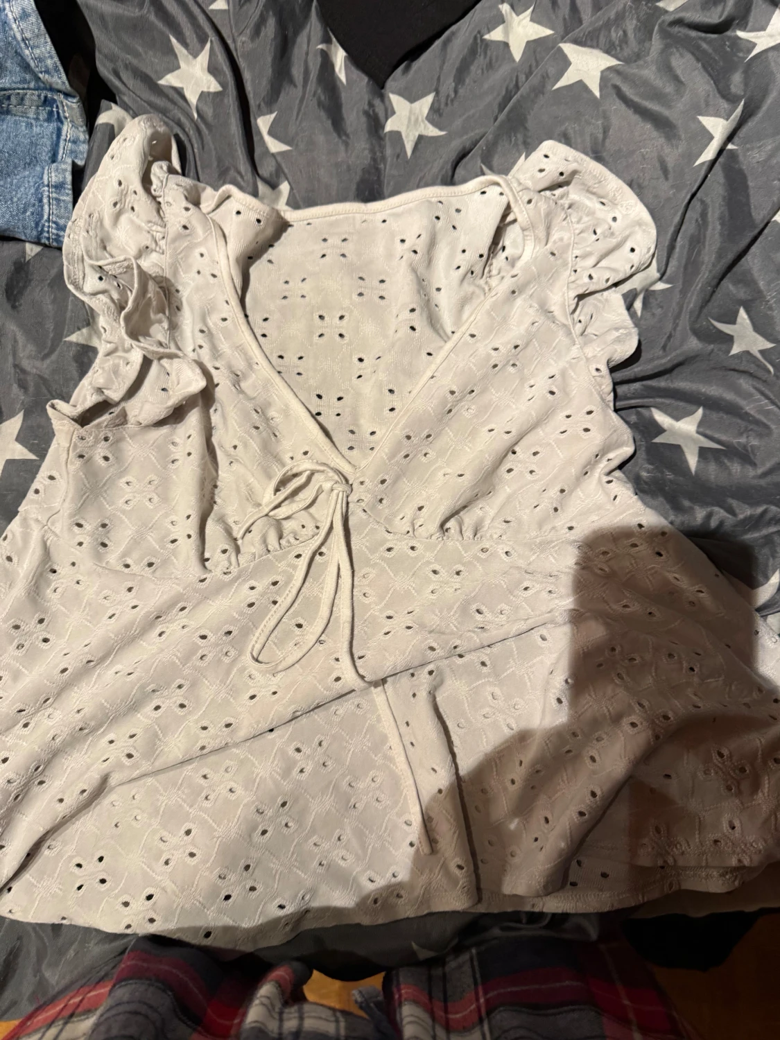 Vit omlott blus med volang