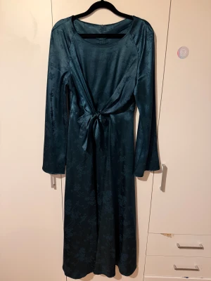 Mörkgrön långklänning med knyt - Virala klänningen, storleken passar inte mig annars är den så fin!! 