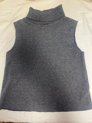 Zara grå stickad polotopp  - Perfekt till vinter/höst! Som ny