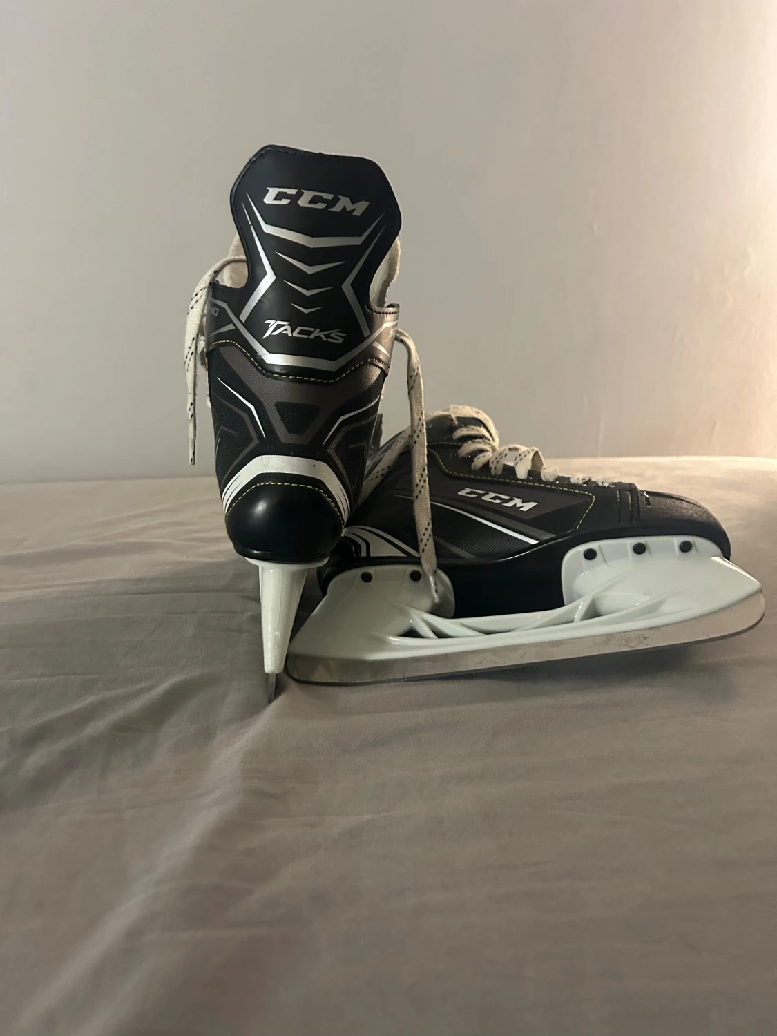 Svarta CCM Tacks skridskor strl 35 - 2