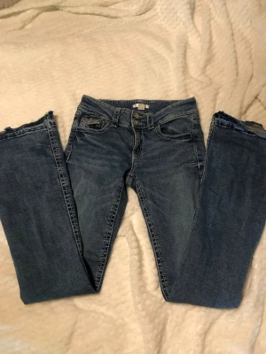 Blå jeans med rå kant från Gina Tricot - Snygga blå jeans från Gina Tricot i storlek 164. Säljer för att dom inte kommer till andvändning. Har sprättat upp dom i längden (kolla bild 4). Men man kan sy upp dom igen om man vill. 🩵