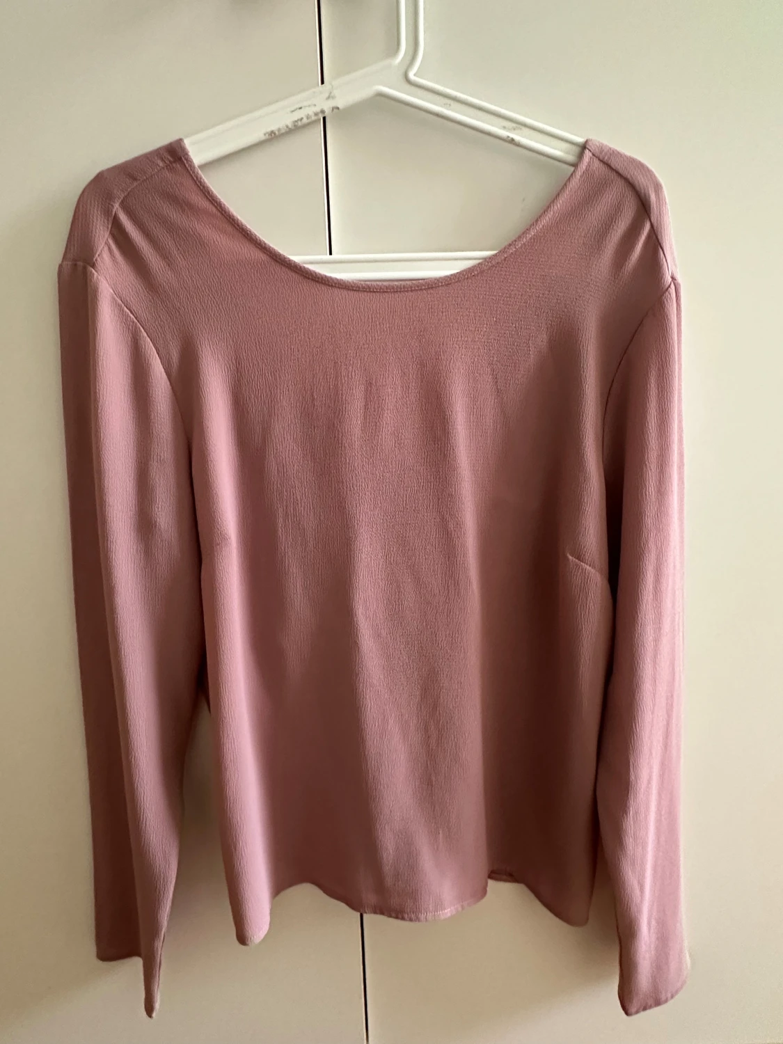 Puderrosa blus med knut i ryggen