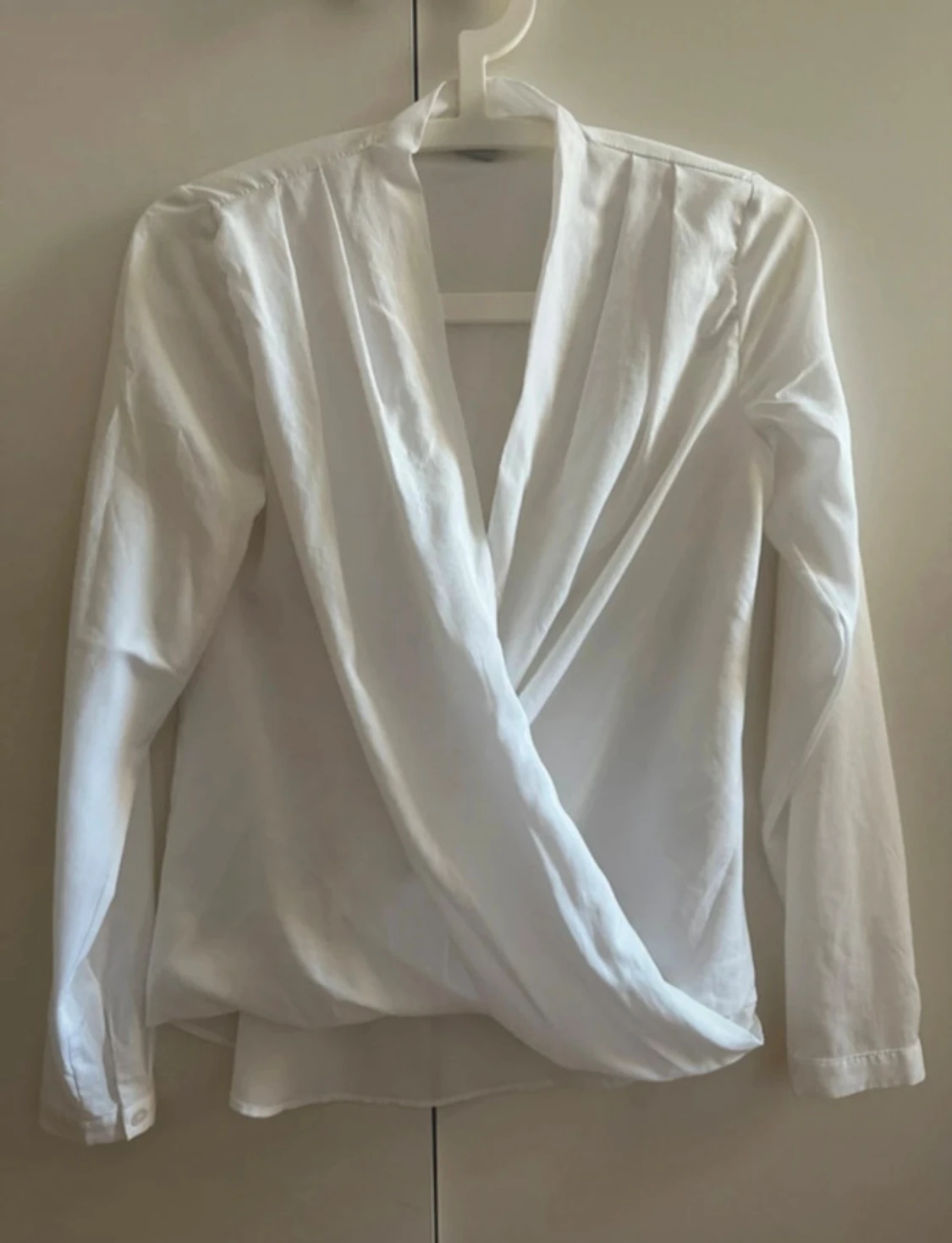 Vit omlottblus med v-ringning från H&M