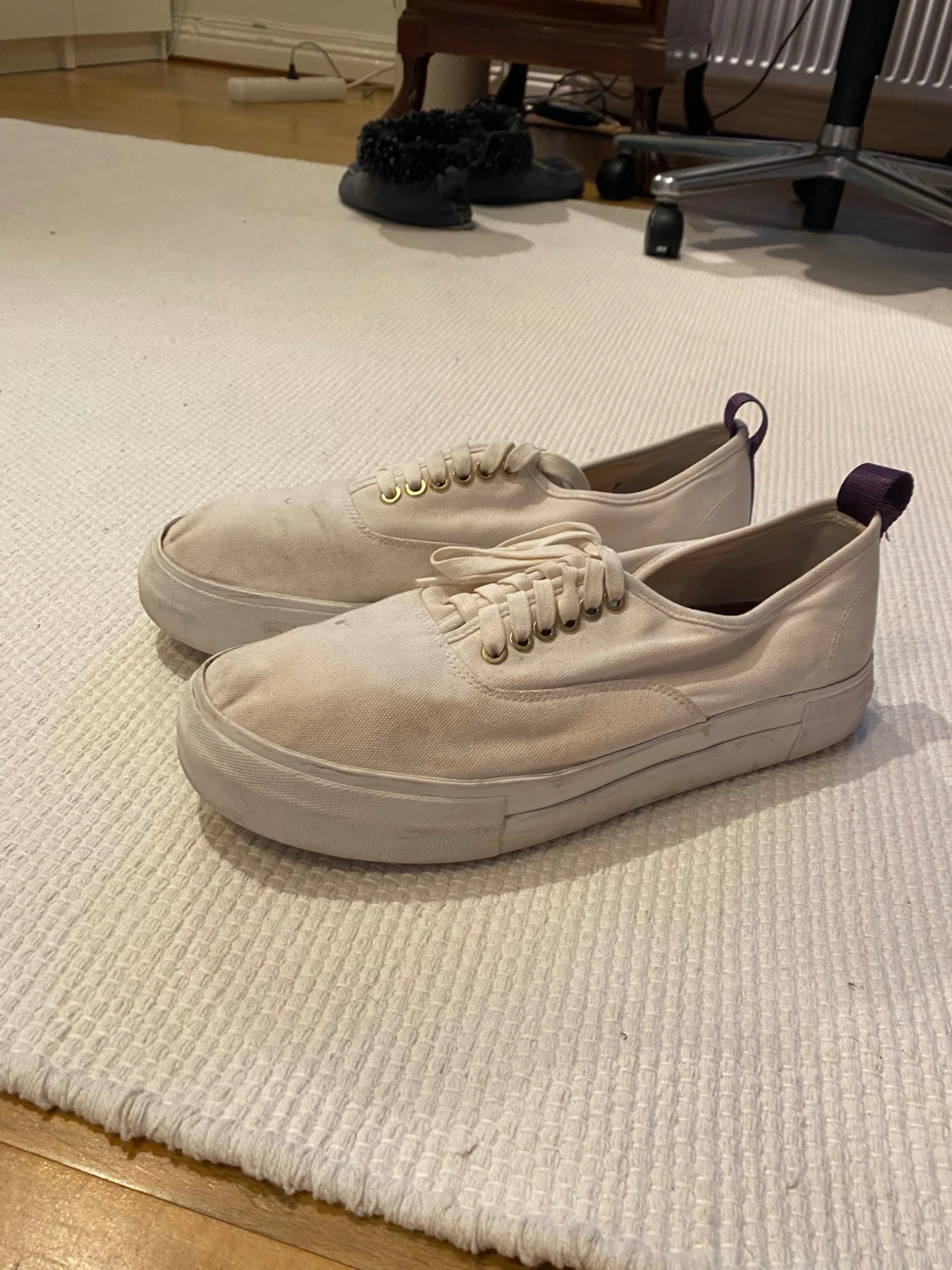 Vita eytys sneakers med lila detaljer - 2
