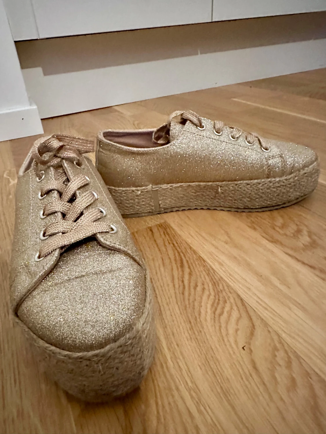 Glittriga guldiga sneakers med platå - 1