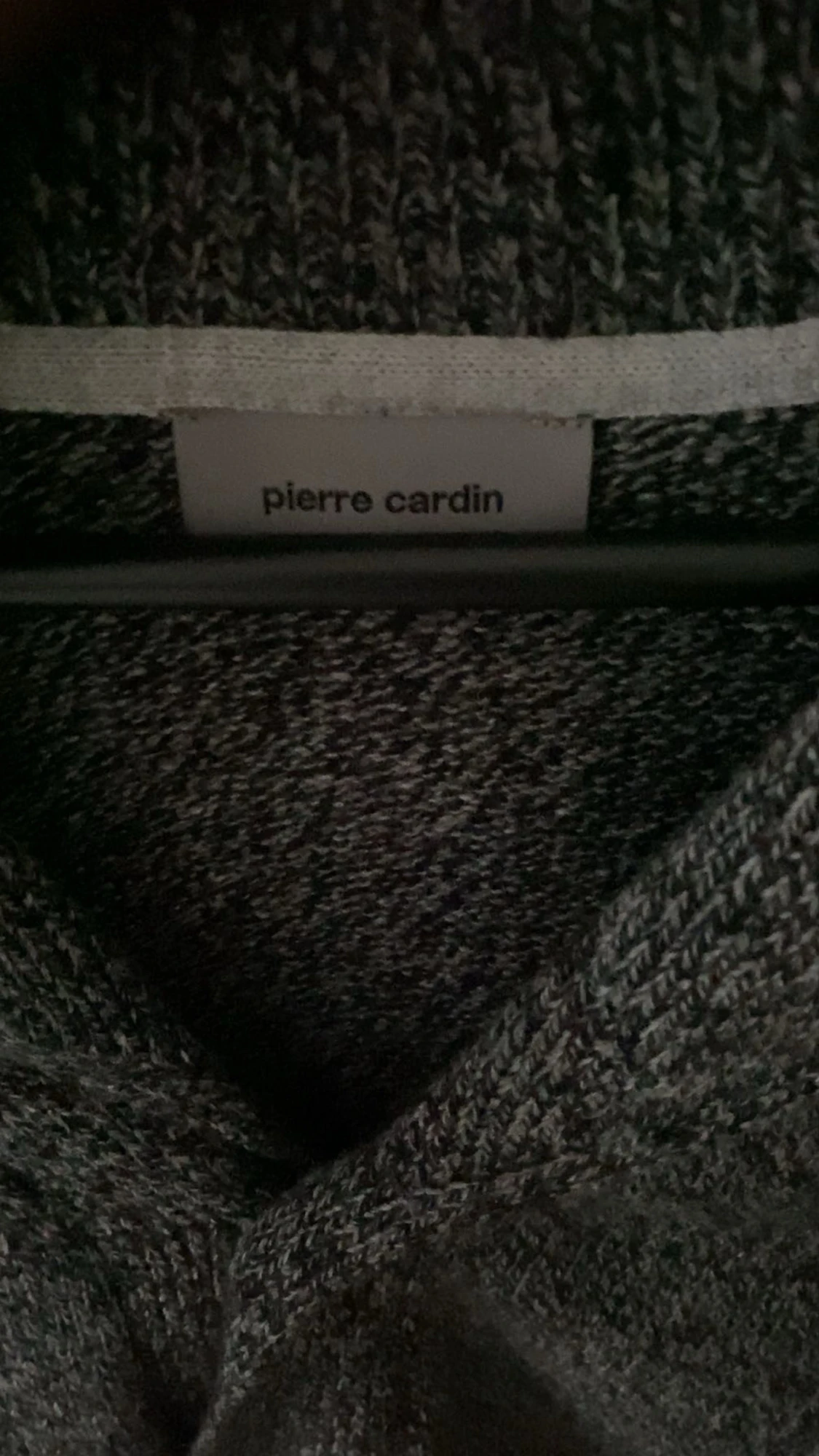 Grå stickad kofta från Pierre Cardin - 1