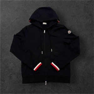Mörkblå Moncler Zip Hoodie Storlek L (Passar Bättre Som Medium) - Säljer en helt ny mörkblå Moncler hoodie med dragkedja i storlek L, men den passar bättre en storlek Large enligt mig. Aldrig använd, taggarna sitter fortfarande kvar Exklusiv och stilren modell med högkvalitativ känsla, perfekt för höst och vinter.  ✔️ Helt ny, aldrig använd ✔️ Dragkedja, huva och Moncler-logga