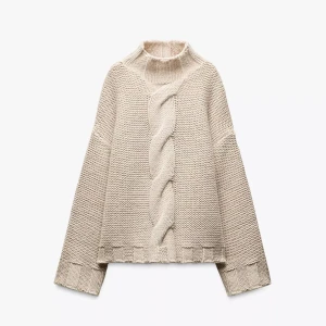 Beige stickad polotröja zara - Så snygg och populär stickad tröja från Zara som inte går att köpa längre, helt oanvänd!! Storlek L men sitter perfekt oversized på mig som är 173 och vanligtvis bär XS-S💕 kom privat för egna bilder💕