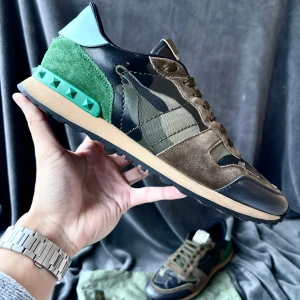 Valentino rockrunner skor i mycket bra skick - Ett par riktigt feta valentina rockrunners. Dem är lite lätt använda typ 10 gånger och har lite antydningar på användnig och smuts men är näst  intill nyskick.              PS- Ljuset skorna är tagna i gör att dem ser lite ljusare ut än i verkligheten så dvs dem är lite mörkare  i verkligheten än vad dem är i bilderna