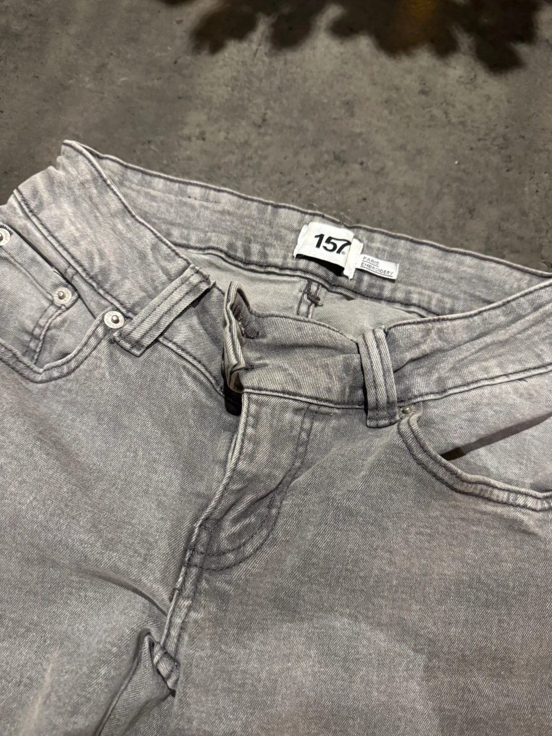 Grå jeans med broderade bakfickor - 2