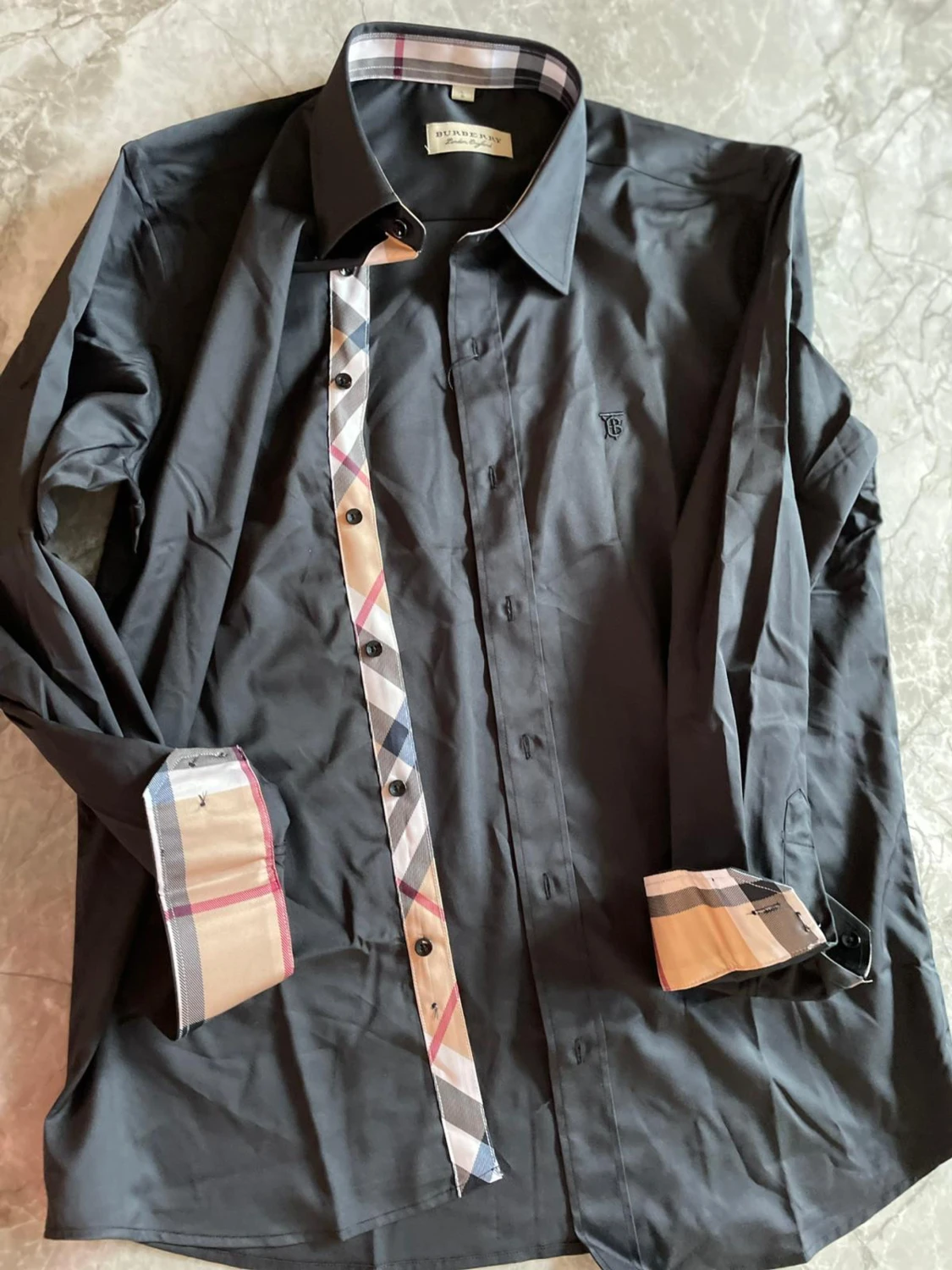 Svart Burberry skjorta