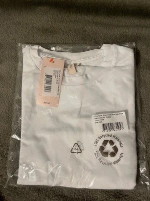 Round Neck Wide Sleeve Tee - Round Neck Wide Sleeve Tee från Nelly i xxs. Helt oöppnad då jag av misstag beställde två.