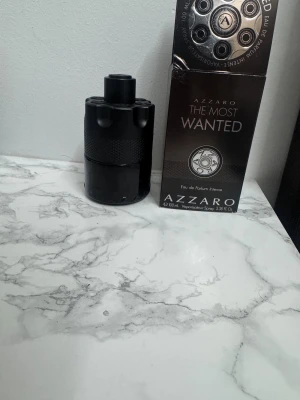 Azzaro The Most Wanted  - Azzaro The Most Wanted Eau de Parfum Intense, 100 ml. Snygg och modern flaska som sticker ut i samlingen. Perfekt storlek för dig som vill ha en signaturdoft med attityd.