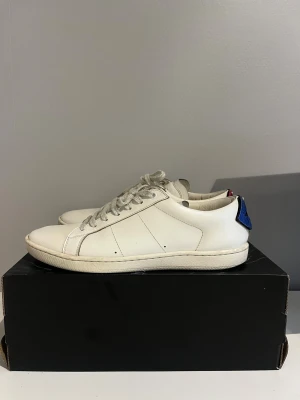 Saint Laurent skor - Säljer mina saint Laurent lips sneakers. Skorna är i grymt skick och är i princip som nya. Det är storlek 41 men jag skulle säga att det sitter lite större så även om man har 41,5. Man får bara skorna. Skorna är självklar helt äkta. Nypris 7000kr vårt pris 1549!🤝🤩 Bara att skriva vid minsta lilla fundering:)  //ds resell