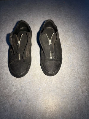 Axel Arigato - Säljer mina helt svarta Axel Arigato skor som har dragkedja. Köpta på plick för några månader sedan så priset kan diskuteras vid snabb affär.