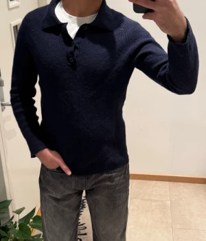 Mörkblå stickad polotröja med knappar - Massimo Dutti tröja, använd ett fåtal gånger. Rätt liten i storlek, passar S.