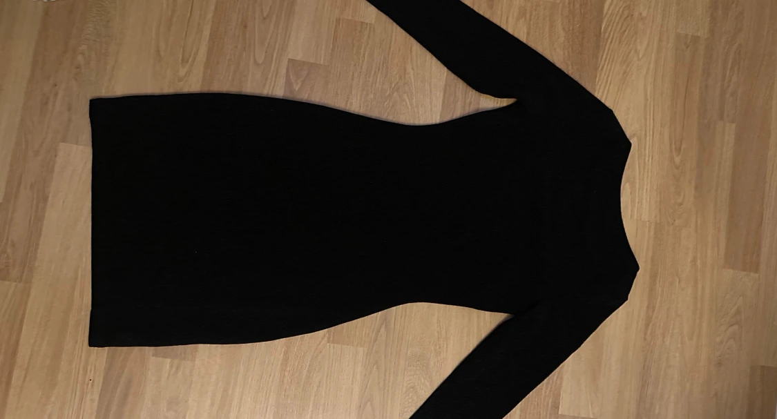 Svart glittrig klänning - 1