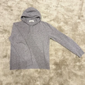 Grå kashmirhoodie | Sayless - Säljer en grå kashmirhoodie i 100% Kashmir från Sayless. Säljer den pga att den var för liten. Hoodien är perfekt till hösten/vintern🍂❄️. Skicket på hoodien är mycket bra och har bara använts den ett fåtal par gånger. Skriv vid frågor och funderingar😀🙌