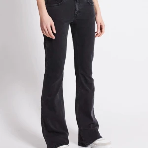 Lågmidjade jeans - Lågmidjade jeans från lager 157. Använt ett fåtal gånger och är i fint skick. Jag säljer dom på grund av att det inte riktigt är min storlek💕