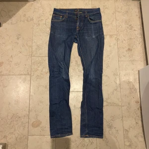 Nudie Jeans Grim Tim 31/34 - Säljer ett par Nudie Jeans Grim Tim i modellen Dry Open Navy. Slim fit passform. Bra skick, knappast använda! 499 kr men går att förhandla!