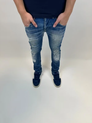 Dondup Jeans  - Dondup Jeans! Trendigaste jeansen på marknaden. Ny pris= 4000 kr Säljs för= 850 kr (Modellen har original slitningar från fabrik vilket är väldigt eftertraktat och populärt)