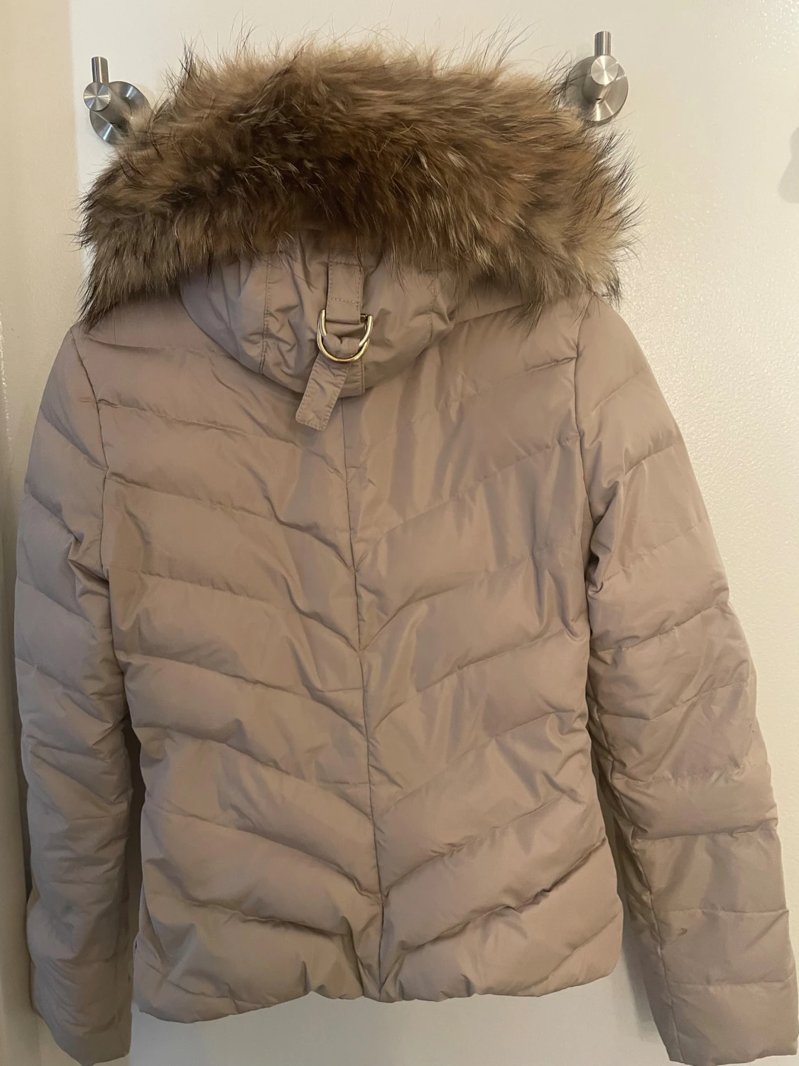 Beige pufferjacka med fuskpäls från Hollies - 1