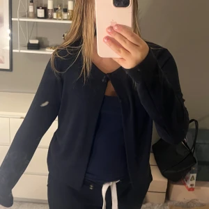 Mörkblå kofta från Gina Tricot XL - Säljer denna jättefina kofta ifrån gina tricot. Storlek Xl men passar även L. Är använd 1/2 gånger så den är i jättebra skick. Prisk kan diskuteras❤️