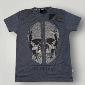 Philipp plein t shirt strl XL - Helt ny. Fin replika med grym kvalitet. Storlek XL. Pris: 799kr. Först till kvarn som gäller. Skickas direkt inom 24h